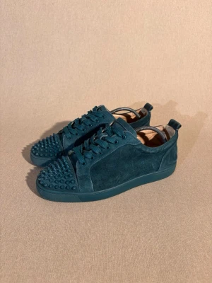 Christian Louboutin Louis Junior  - Storlek: 42 EU = 8 UK | Färg: Grön/mörk grön | Skick: Bra skick | Defekter: Slitage på ytter sulan och hälen. Mockan har små tecken på användning | Material: Mocka | Tillbehör: Inget | Pris: 2399kr | Dm för frågor