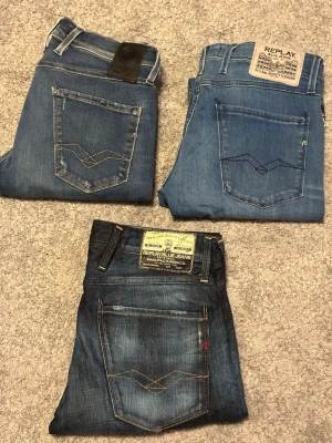 Tre par Replay jeans för jätte bra pris  - Paketpris: 1 500 kr för alla 3 par. Kan även säljas separat – skriv vid intresse. Hör av er vid minsta lilla fråga!