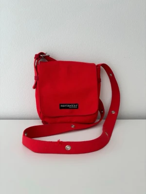 Marimekko bag❤️ - ❤️ Vintage Marimekko crossbody bag in vibrant red.  A true Finnish classic 🇫🇮✨ with a timeless, minimalist design and the iconic Made in Finland label. Perfect for adding a bold pop of colour to any outfit.  👜 Spacious yet compact ❤️ Striking vintage red 🇫🇮 Made in Finland ✨ Authentic vintage character  Please note: the strap shows some fraying/wear at the ends, as pictured. Otherwise in good vintage condition.  A little piece of Finnish design history 🤍