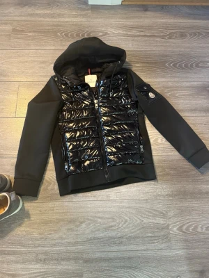 Cardigan - Cardigan i mycke bra skick förutom att kedjan till den vänstra fickan ej går att stängas men är redan öppen