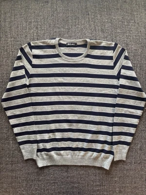 Seal tröja ~ vintage  - Säljer nu denna Seal tröjan | st M ~ 174-184cm | passar perfekt nu till kyligare dagar! Modellen produceras inte längre och är därav mycket eftertraktad | kan även gå ner lite i pris vid snabb affär🍁🫶