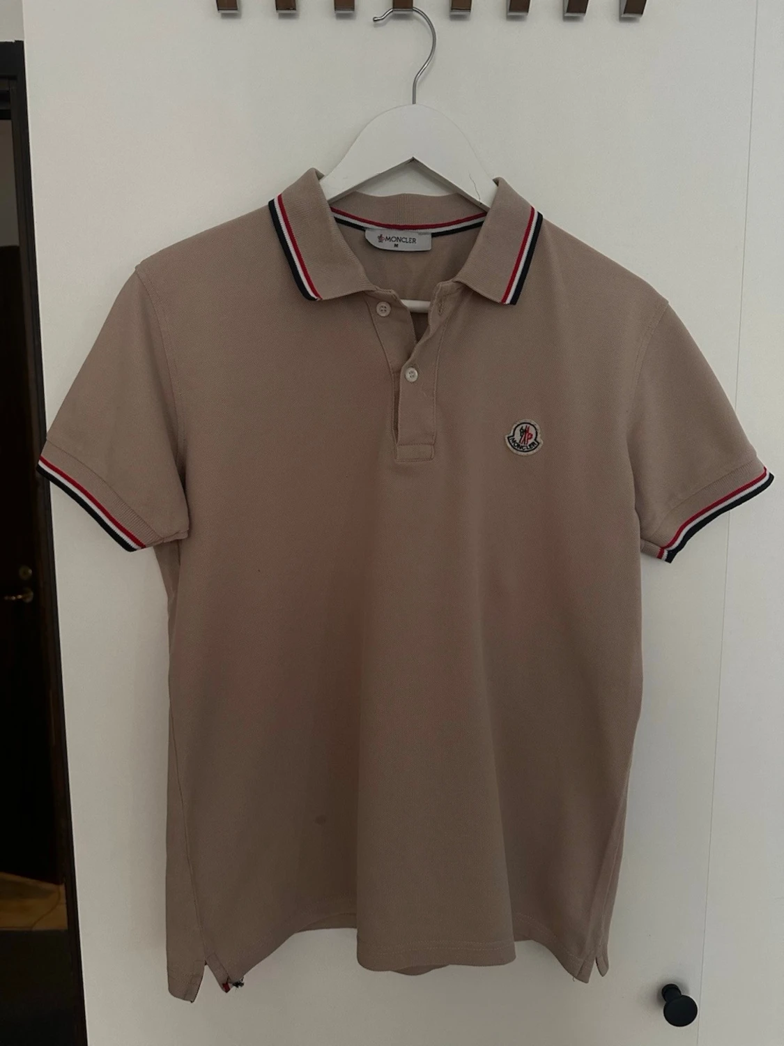 Beige pikétröja från Moncler