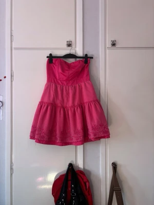 Rosa klänning - En jättefin rosa klänning med spets ner till. Aldrig använd. 