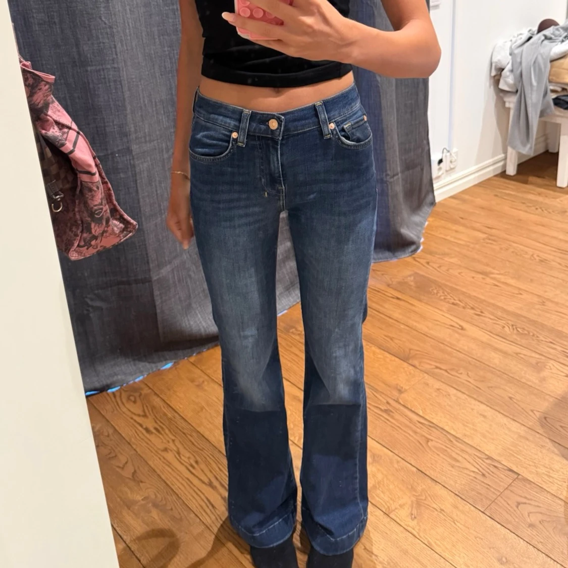 Blå bootcut jeans med kontrastsömmar