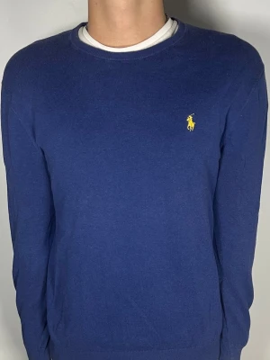 Ralph lauren tröja - 👕 Plagg: Tröja                                                          📏 Storlek: L sitter som M                                                             🏷️ Märke/Modell: Ralph lauren slim fit                                                ✨ Skick: Fint skick                                                        💬 Vid frågor är det bara att skriva!                                                                                          🛍️ Gramenti