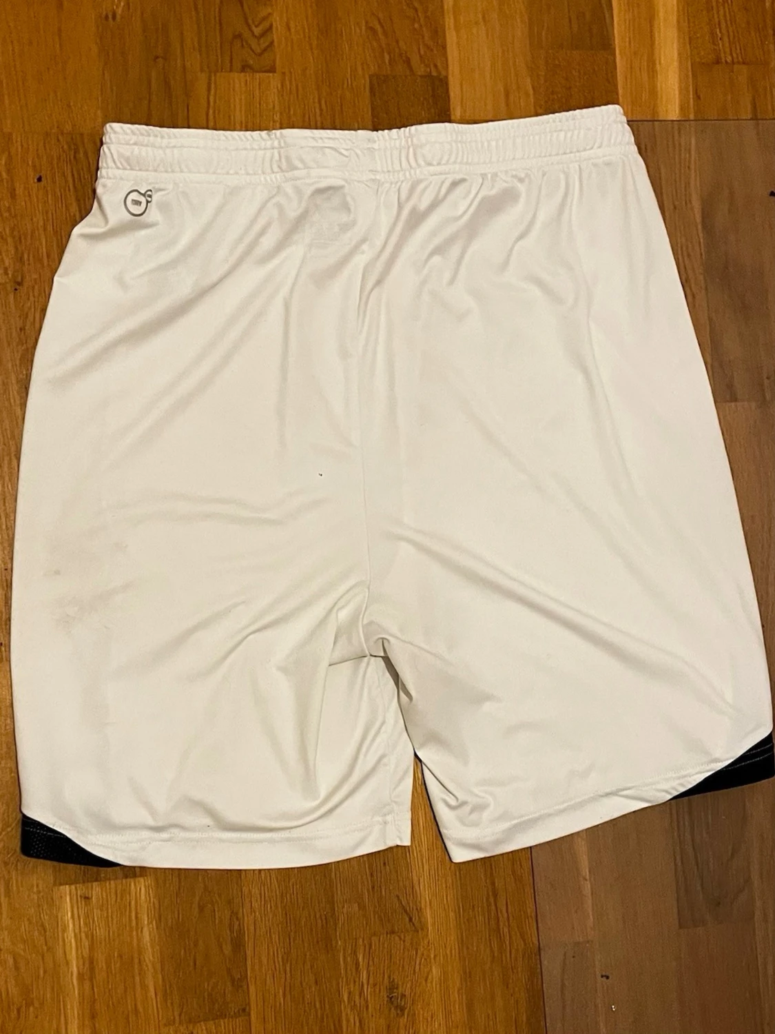 Vita sportiga Puma shorts med svarta detaljer - 1