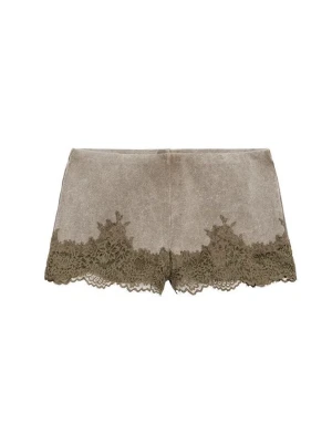 Spets shorts - Jättefina och oanvända spetsshorts från Zara. I storlek S, dom är typ olivgröna, jättefin med någon stickad tröja. Prislappen är kvar 