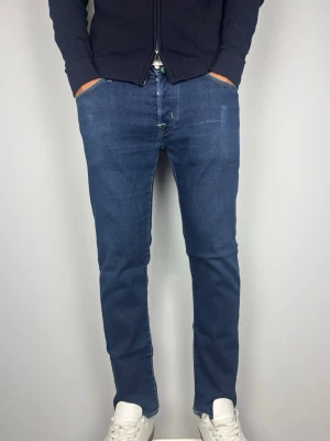 Jacob Cohën 688 | Premium Denim - Lyxiga Jacob Cohën 688 i mörkblå tvätt. Perfekta för vardags & uppklätt, te.x till en blå  skjorta som matchar det mörkblåa. Handgjorda i Italien med högsta kvalitet och unika detaljer. 🧵 Märke & Modell: Jacob Cohën 688 Comfort 📏 Storlek & Passform: W33. Slim fit.  🧩 Material: 89% bomull, 8% poly, 3% elastan 📐 Mått: Midja: 43,5 cm Längd: 96 cm Benslut: 17,5 cm Lår: 27 cm ✅ Skick: 8/10. Fint skick, använda men med mycket liv kvar!💰 Nypris: Ca 4500 kr ‼️Skickas snabbt‼️
