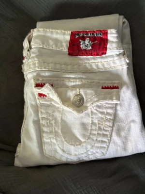 True religion jeans vita storlek 27/32 - Säljer dessa supersnygga långa true religion jeans! 🤍😍
