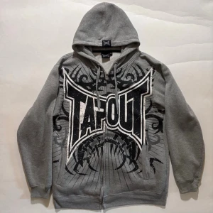 Tapout Hoodie - Tapout zip up hoodie med tryck fram och bak.   Size tag sitter lös. Passar mer som stor L än XL  Skicka ett meddelande om du har frågor eller vill se fler bilder