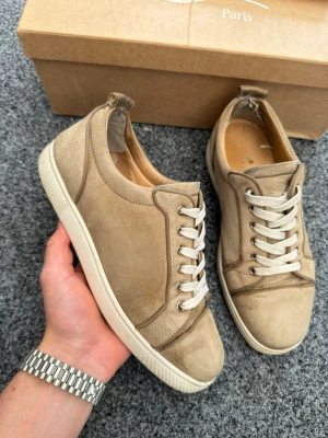 Christian Louboutin skor 41 🚨 STEAL 🚨  - Säljer dessa sjukt feta och sällsynta Louboutin sneakers! | Size 41 | Nypris ca 10.000kr | skick 8/10, defekter: slitna innersulor samt hälar (se bilder) | box, dustbag + bruna extrasnören ingår | hör av dig vid intresse 🤩
