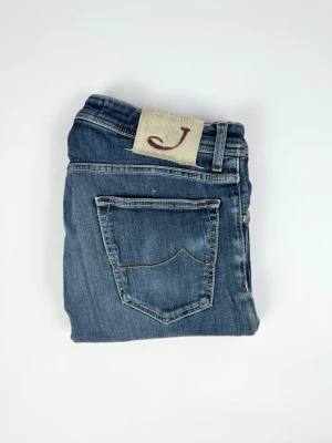 Jacob Cohën jeans 622 - Blå jacob Cohën jeans Märke: Jacob Cohën Storlek: Size 34 Passform: Slimfit Färg: Blä Skick: Bra, lite missfärgning på ben, se bild. Mått: Midja: 44 cm Längd: 106 cm Öppning vid fot: 18 cm 