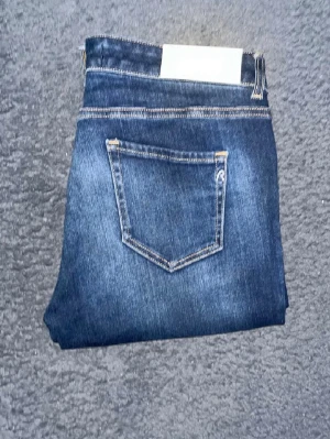 Replay jeans  - Säljer ett par mörkblå skinny jeans med snygga slitningar och klassiska fem fickor. Jeansen har normal passform i midjan och smalare ben. VET EJ om det är dam jeans, de passar mig som man som man ser på bilden men de har väldigt små fickor vilket dam jeans brukar ha. Längd 97cm, midja 43cm. L storleken är okänd men jag bedömer till L30 men utgå ifrån måtten ! JAG SKICKAR INGA FLER BILDER NÄR JAG BÄR JEANSEN :) 5.     Ett köp innebär att man accepterar köpesvilkoren i profilen.     
