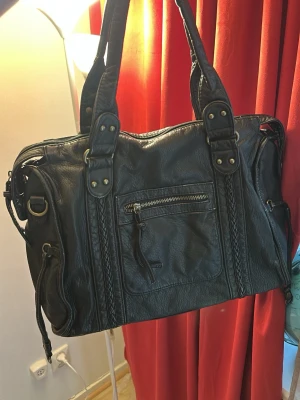 2000 aesthetic Y2k väska  - Supersöt Y2k väska med mycket utrymme perfekt inför skolstarten🫶💕🤗