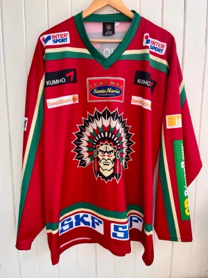 Frölunda Indians - Vintage - Hockeytröja - Säljer en retro Frölunda Indians matchtröja i storlek 7 (borde vara runt XL). Tröjan är i toppskick utan några defekter. Inget namn eller nummer på ryggen.  Kan även hämtas i Majorna i Göteborg. Djur- och rökfritt hem.