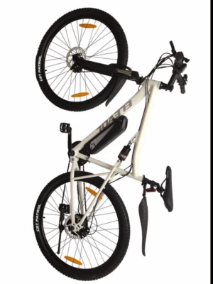 bike ELEVOL Electric  - Säljer en vit elcykel med kraftig ram och svart batteriit monterat på ramen. Cykeln har grova däck, skivbromsar och stänkskärmar både fram och bak. Utrustad med växlar och tydliga reflexer på hjulen. Perfekt för dig som vill ha extra kraft i tramporna.