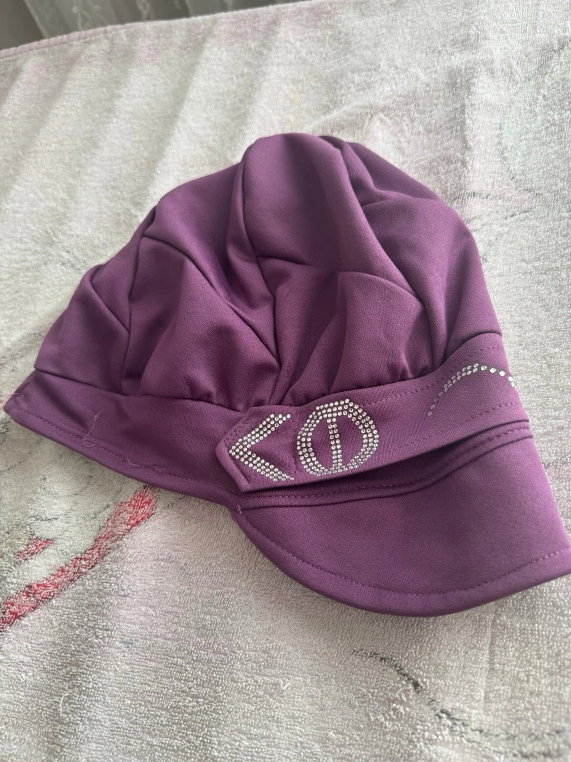 Två turbanhattar med strassdetaljer