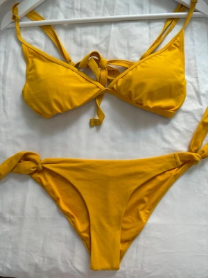 Bikini set - Bikini i gult.  Överdelen:M Underdelen: XS