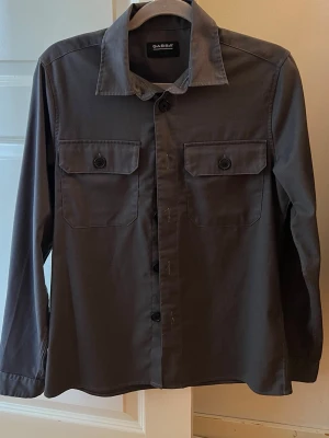 Mörkgrå overshirt från Gabba - Skit skön och snygg grå overshirt från Gabba! Klär till alla stunder och sitter dunder. Storleken är S och sitter som det med! Skriv gärna om funderingar, inga returer.