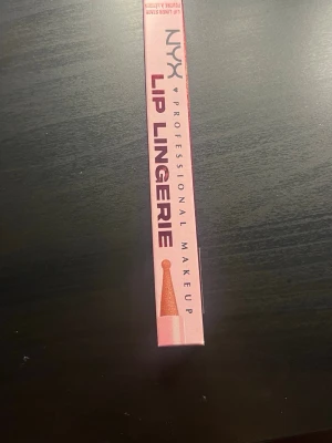 NYX Lip Lingerie nude - De är helt nytt och aldrig använt! Skriv gärna för frågor💕