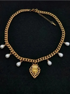 Guldigt halsband med pärldroppar - Unikt halsband i guldfärgad metall med chunky kedja och fem vita pärldroppar. Längd-40cm-45cm.  Material-rostfritt stål.  Kjedja-7mm #31