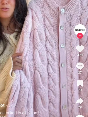  kofta Gina Tricot - Supersöt ljusrosa kabelstickad kofta från Gina Tricot med stora vita knappar framtill. Koftan har rund halsringning, breda ribbade muddar och en oversized passform. Perfekt att slänga över en t-shirt för en chill look. knappt använd 💕💕