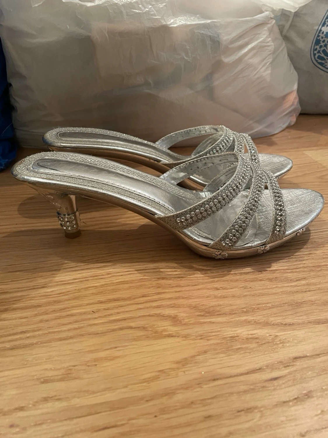 Silvriga kitten heels med strassdetaljer - 1