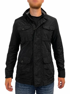 Tommy Hilfiger feild jacket str L  - • Märke: Tommy Hilfiger  • Storlek: L • Färg: Svart • Skick: Mycket fint skick. 9/10. ( en knapp sitter lite löst)  • Passform: Regular • Lätt och bekväm med klassisk design.  Nypris: cirka 2 000–2 500 kr. Modellen är 186 cm lång. 
