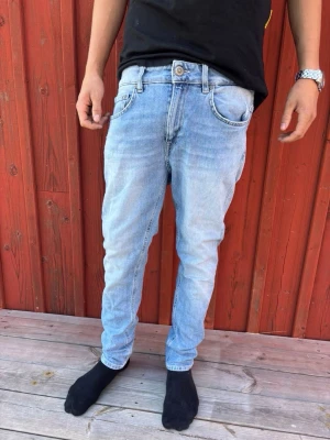 DONDUP JEANS  - Klassiska Dondup jeans stilrena passar till det mesta hör av dig vid frågor