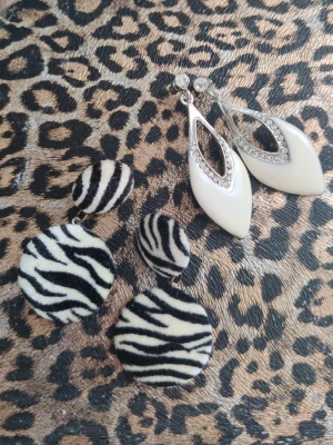 2000s örhängen - Säljer två par coola örhängen! Är min mammas från 00 talet, skriv för frågor säljerett par för 50 och båda för 90 kr💕