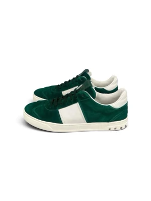 valentino flycrews - Snygga sneakers i grönt och vitt från Valentino. Skorna har en låg siluett, ovandel i mocka och läder, vita detaljer på sidan och häl, samt svarta skosnören. Sulan är vit med små nitar på hälen för en extra touch. Perfekta för dig som vill sticka ut.
