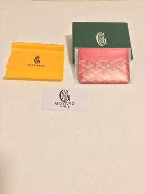 Röd plånbok - Säljer denna tvär snygga plånboken för bara 199 kr, kom till dm om de är något du undrar över!