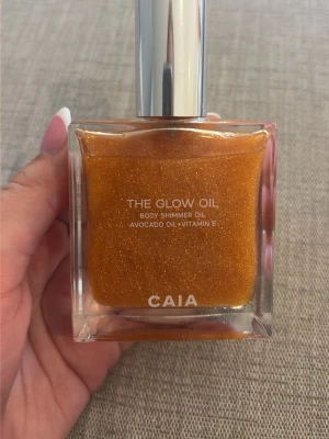 The glow oil - The glow oil från Caia som var med i deras kalender. Inte kvar i kartongen men produkter är aldrig använd. 