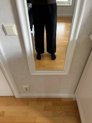 Svarta leggings från Kappahl - Säljer ett par svarta leggings från Kappahl med rak passform och elastisk midja. Materialet är mjukt och stretchigt, vilket gör dem riktigt bekväma. Perfekta att matcha med oversized tröjor eller hoodies. Använda cirka 5 gånger, men tyvärr för korta för mig. Nypris 599 kr.