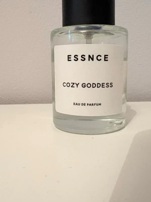 ESSNCE Cozy Goddess Eau de Parfum -  Cozy Goddess  Eau de parfym. Mer än halva kvar. Förvarats mörkt och svalt.