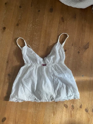 Linne med spets från odd molly - Säljer detta volang linne med spets detaljer från odd molly som är ett ganska dyrt märke och därav priset. Det saknas lite spets på vänstra sidan av linnet, se bild 4. Kontakta mig privat vid frågor eller liknande 💓