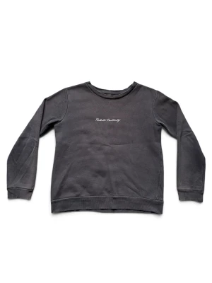 LMTD Sweatshirt – Mörkgrå – Storlek S - Säljer en stilren sweatshirt från LMTD i storlek S. Den har en mörkgrå färg med en diskret broderad text på bröstet, vilket ger en enkel och modern look som passar till det mesta. Tröjan är mjuk, bekväm och perfekt att använda både till vardags och som ett extra lager under kallare dagar. Den är i fint skick och säljs eftersom den inte längre används. Hör gärna av dig om du vill ha fler bilder eller har några frågor! 😊