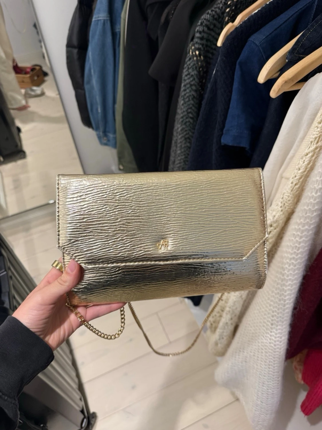Guldig kuvertväska med kedja
