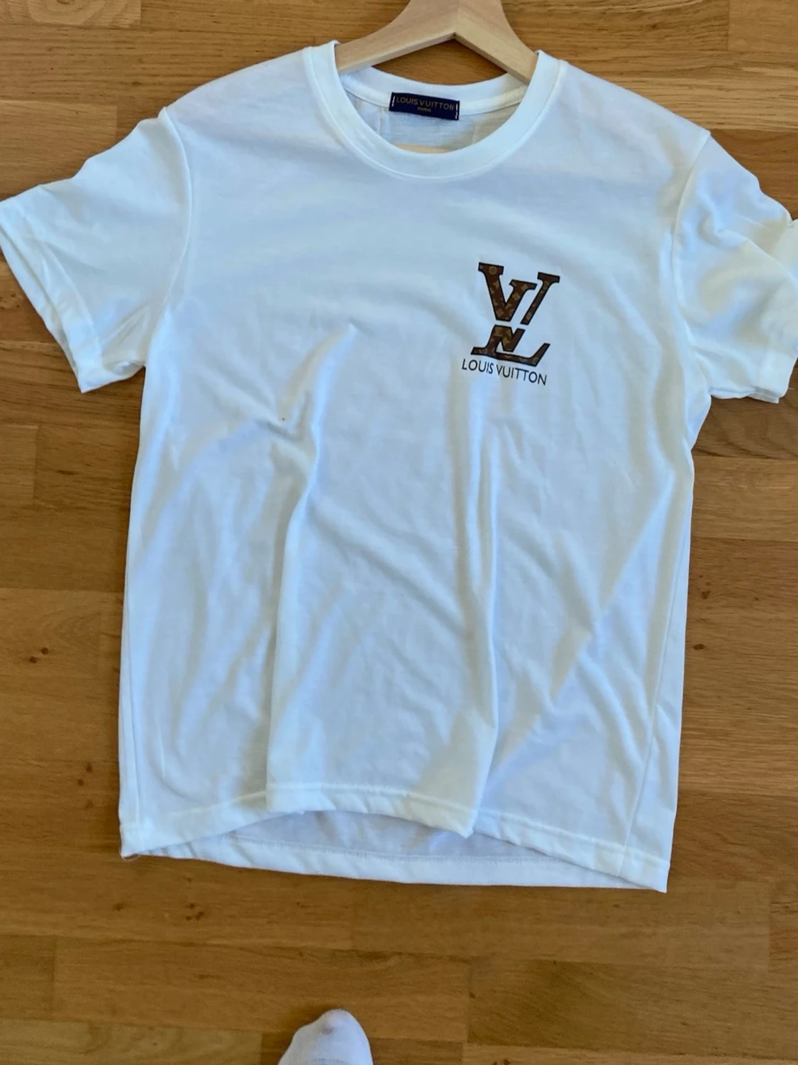 Två vita  t-shirts - 1