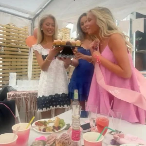 Zara klning - Jätte snygg klänning så perfekt till sommaren, midsommar , student osv ❤️❤️❤️