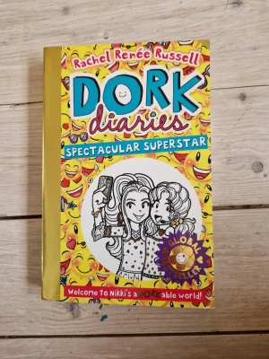 Dork Diaries: Spectacular Superstar - Första delen i Dork Diaries, på engelska.  Perfekt för dig som gillar humor, drama och dagboksstil. Skriven av Rachel Renée Russell.