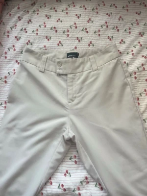 Beige kostymbyxor ginatricot - Snygga beige kostymbyxor från Gina tricot. Tillverkade i ett mjukt och bekvämt material som passar perfekt till en avslappnad stil.
