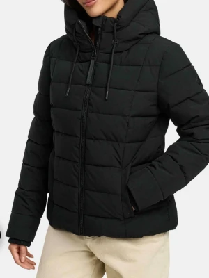 Svart pufferjacka med huva - Snygg svart pufferjacka med dragkedja framtill. Perfekt för kalla dagar och ger en modern look. Säljs eftersom den inte passade mig bra! Lite sminkfläckar vid halsen på insidan, kan skicka bilder!              Nypris 1230 kr 