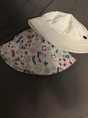 Två bucket hats  - två bucket hats