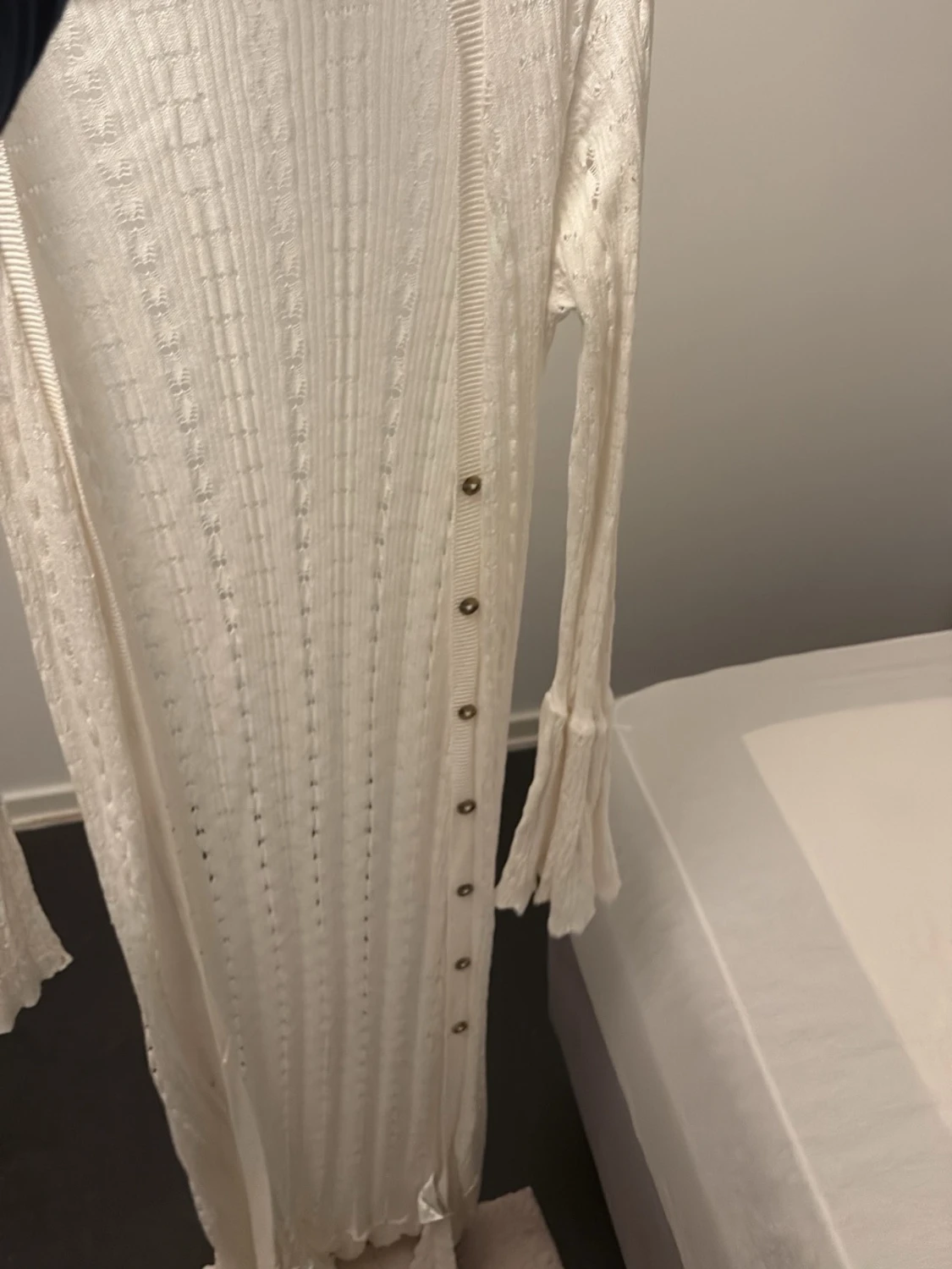 Vit lång stickad klänning med knappar