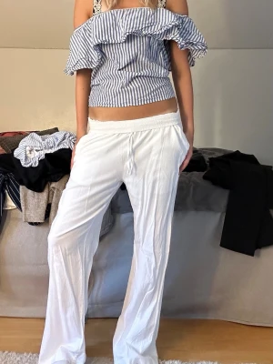 Linnebyxor  - Säljer ett par vita linnebyxor med avslappnad passform och resår i midjan. Byxorna är tillverkade i ett lätt och luftigt linnematerial, perfekta för en chill och stilren look. 