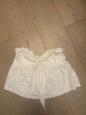 Vit broderad tubtopp - Vit mönstrad tub topp. Knappt använd. Inga fläckar.