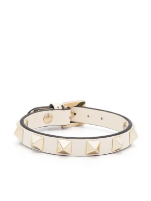  valentino armband - Snyggt beige armband i läder med silverfärgade pyramidformade nitar runt om. Justerbart spänne för perfekt passform. Perfekt accessoar för dig som gillar en edgy och trendig stil.