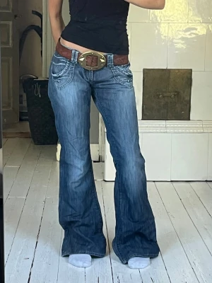 Lowwaist jeans - Lowwaist baggy/vida jeans. Slitna längst ner, insydda i midjan se bilder. Går enkelt att sprätta upp om man vill ha de bredare i midjan. Innerben: 84cm. Rakt över midjan (insytt) 39. Står ingen storlek i uppskattar S/M. 