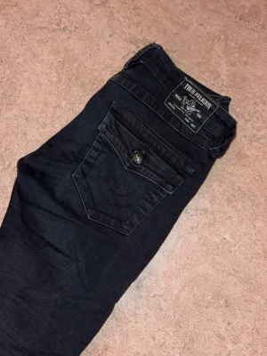 Svarta bootcut jeans True Religion - Säljer ett par svarta bootcut jeans från True Religion i storlek w26. Fint skick. Pris kan diskuteras🩷